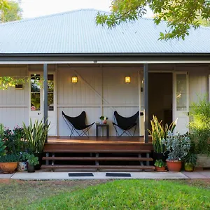 kenilworth-cottage-barcaldine.queenslandhotels.net/